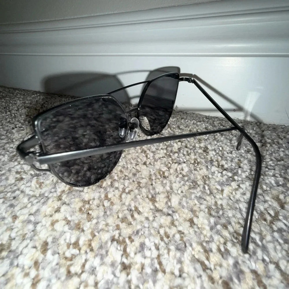 Black cat eye sunglasses - Picture 3 of 4